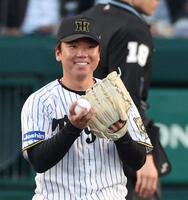 　２回、オスナの打球を好捕した二塁手・中野に笑顔を見せる村上（撮影・中田匡峻）