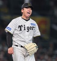 　９回、最終打者・オスナを打ち取り、雄たけびを上げる村上（撮影・北村雅宏）