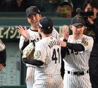 　笑顔で村上（４１）を迎える藤川監督（撮影・中田匡峻）