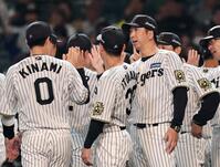 　ナインを迎える藤川監督（撮影・田中太一）