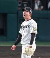 　９回、オスナの打球の行方を見て声を上げる村上（撮影・中田匡峻）