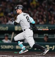 　６回、先制適時打を放つ佐藤輝（撮影・田中太一）