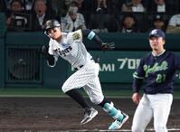 　６回、先制の中前適時打を放つ佐藤輝（撮影・中田匡峻）