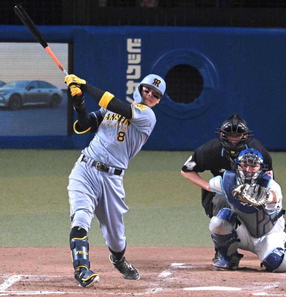 　５回、１０号同点ソロを放つ佐藤輝（撮影・飯室逸平）