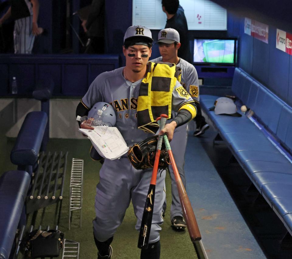 　中日に３連敗を喫し、ベンチを後にする佐藤輝（撮影・中田匡峻）