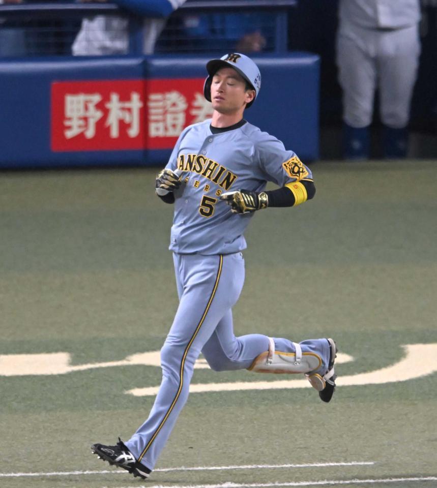 　４回、満塁の好機に遊ゴロに倒れる近本（撮影・飯室逸平）