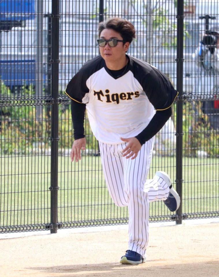 　ダッシュで汗を流す村上