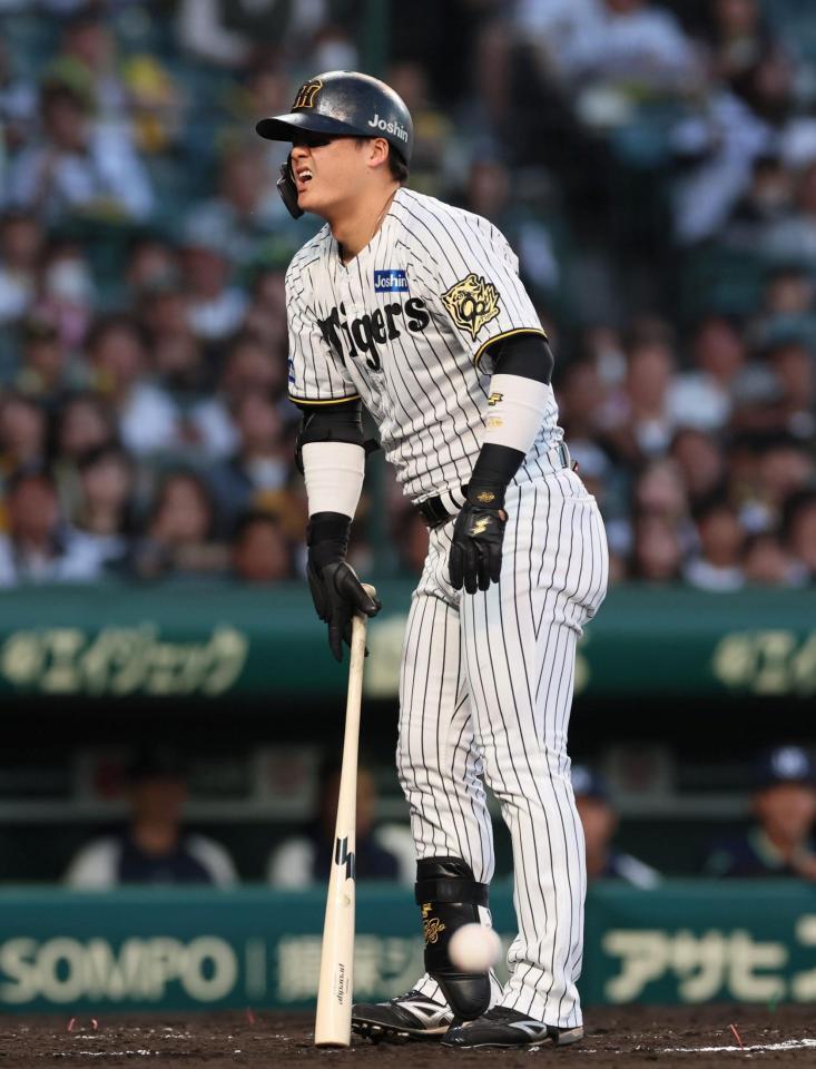 　２回、死球を受けて痛がる前川（撮影・北村雅宏）