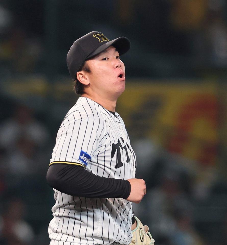 　５回、武岡のライナーをキャッチし、飛び出した一走・山田を封殺した村上は安堵した表情を見せる（撮影・北村雅宏）