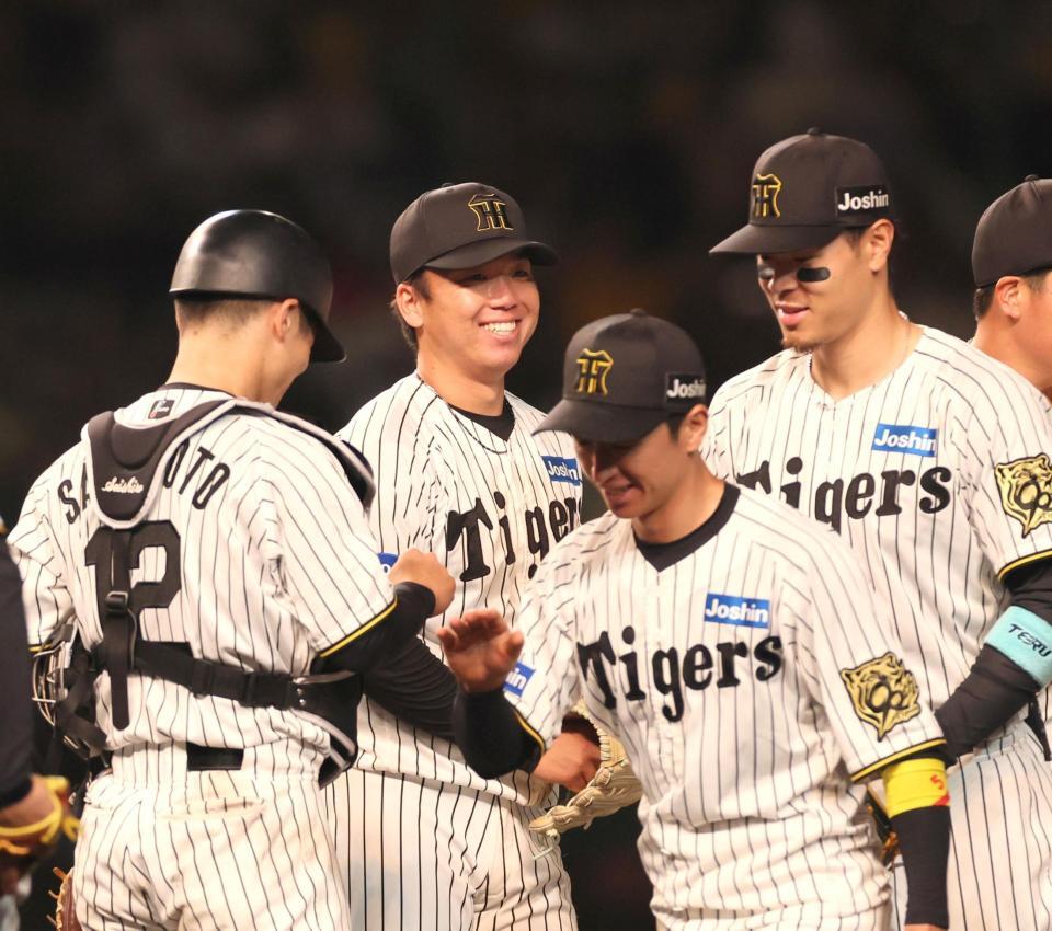 完封勝利を挙げ、笑顔を見せる村上（左から２人目）＝撮影・北村雅宏