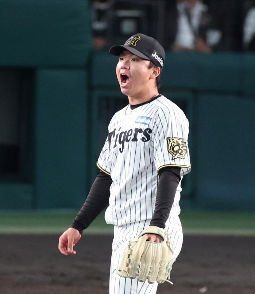 　９回、オスナの打球の行方を見て声を上げる村上（撮影・中田匡峻）