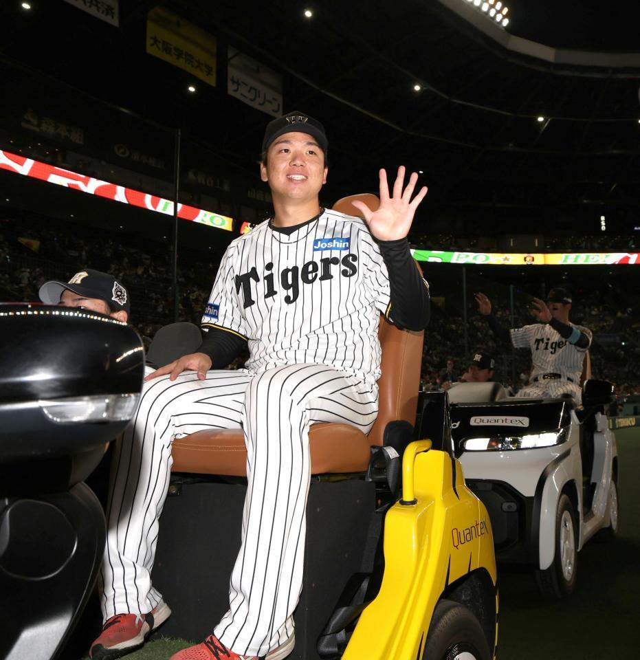 　５勝目を完封勝利で飾り、リリーフカーの上でポーズを決める村上（撮影・北村雅宏）