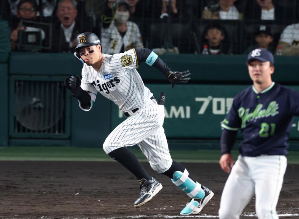 　６回、先制の中前適時打を放つ佐藤輝（撮影・中田匡峻）