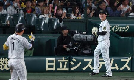 　７回、適時内野安打を放った森下（１）に笑顔を見せる村上（撮影・中田匡峻）