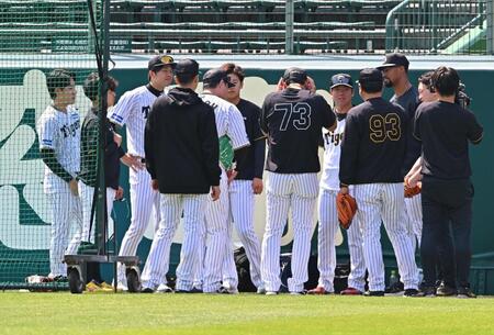 　練習前に集まるデュプランティエ（右から３人目）ら投手陣（撮影・西田忠信）