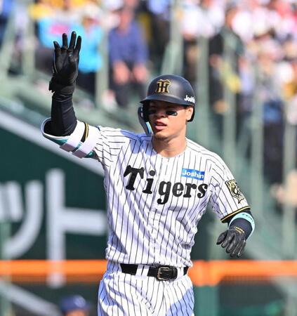 　５回、二塁打を放った佐藤輝（撮影・西田忠信）