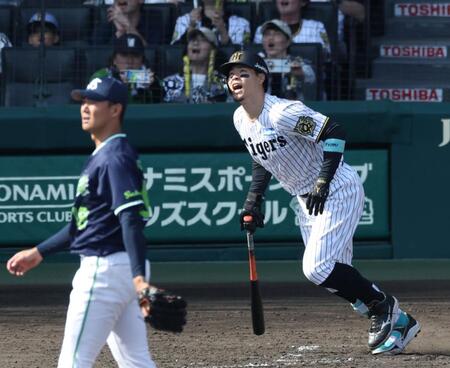 　５回、奥川（左）からライトへ二塁打を放つ佐藤輝（撮影・中田匡峻）