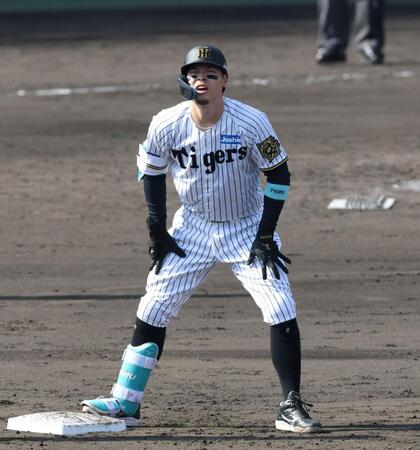 　５回、ライトへ二塁打を放つも、塁上で悔しそうな表情を浮かべる佐藤輝（撮影・中田匡峻）