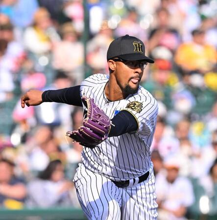 　６回、西川の打球にグラブを出すデュプランティエ（撮影・西田忠信）