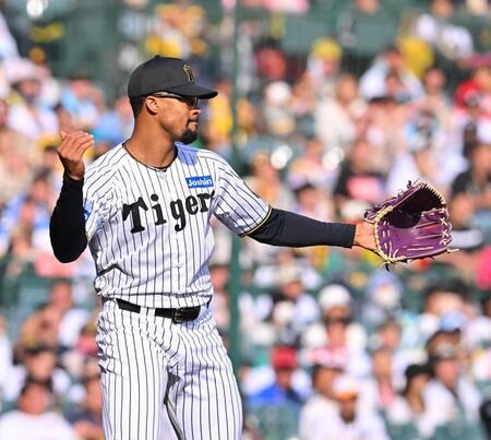 　６回、オスナを中飛に仕留めるデュプランティエ（撮影・西田忠信）