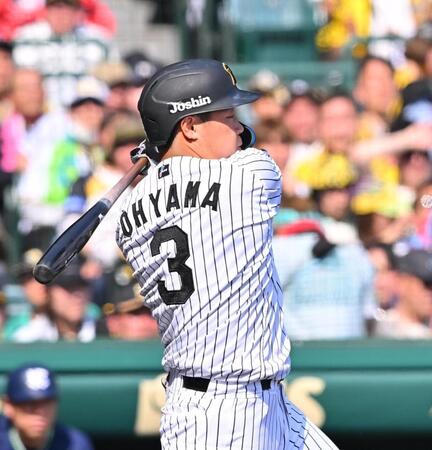 　３回、２点二塁打を放つ大山（撮影・西田忠信）