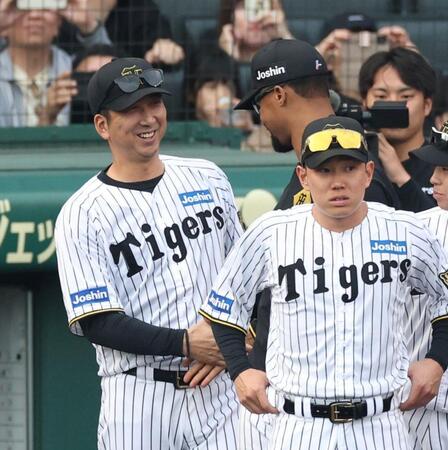 　来日初勝利を挙げたデュプランティエと握手を交わす藤川監督（左）＝撮影・中田匡峻