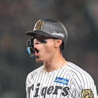 　６回、先制適時打を放ち、ほえる佐藤輝（撮影・北村雅宏）