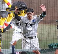 　ファンに手を振りながらグラウンドを後にする佐藤輝（撮影・立川洋一郎）