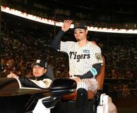 　連敗を止め、右手を上げる佐藤輝（撮影・北村雅宏）