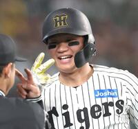 　６回、大山の適時打で生還し、ポーズをとる森下（撮影・北村雅宏）