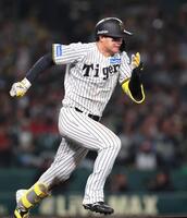 　７回、遊ゴロを放ったものの、激走して適時内野安打をもぎ取る森下（撮影・北村雅宏）