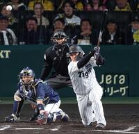 　６回、適時打を放つ大山（撮影・中田匡峻）