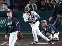 　６回、中前適時打を放つ大山（撮影・中田匡峻）