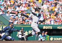 　５回、二塁打を放つ佐藤輝（撮影・西田忠信）