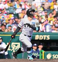 　５回、二塁打を放つ佐藤輝（撮影・西田忠信）