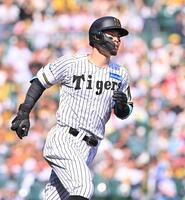 　５回、ライトへの打球で一塁へ走る佐藤輝（撮影・西田忠信）