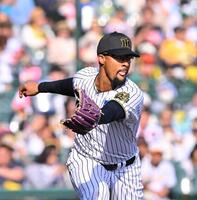 　６回、西川の打球にグラブを出すデュプランティエ（撮影・西田忠信）