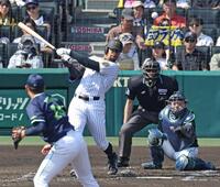 　２回、来日初安打となる中前打を放つデュプランティエ（撮影・中田匡峻）