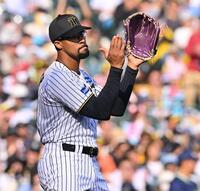 　６回、オスナを中飛に仕留め手をたたくデュプランティエ（撮影・西田忠信）