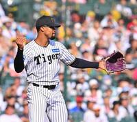 　６回、オスナを中飛に仕留めるデュプランティエ（撮影・西田忠信）