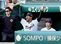 　６回、敵失で２点を追加し、ベンチで大喜びするデュプランティエ（撮影・田中太一）