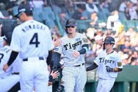 　３回、大山の２点二塁打で生還した佐藤輝（中央）と中野（右）＝撮影・西田忠信