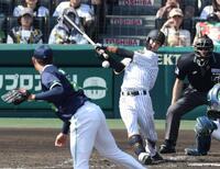 　３回、投手強襲の内野安打を放つ中野（撮影・中田匡峻）