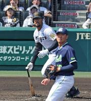 　２回、来日初安打となる中前打を放つデュプランティエ（撮影・中田匡峻）
