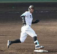 　６回、ライトへ適時三塁打を放った佐藤輝（撮影・中田匡峻）