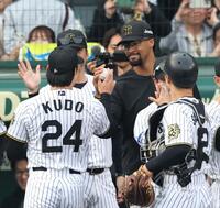 　最後を締めた工藤（２４）からウイニングボールを受け取るデュプランティエ（撮影・中田匡峻）