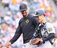 　勝利投手となり、坂本（右）と笑顔で話すデュプランティエ（撮影・西田忠信）