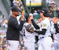 　９回を締めた工藤（右）からウイニングボールを受け取るデュプランティエ（撮影・西田忠信）