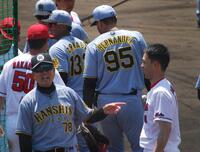 　秋山と談笑する平田２軍監督