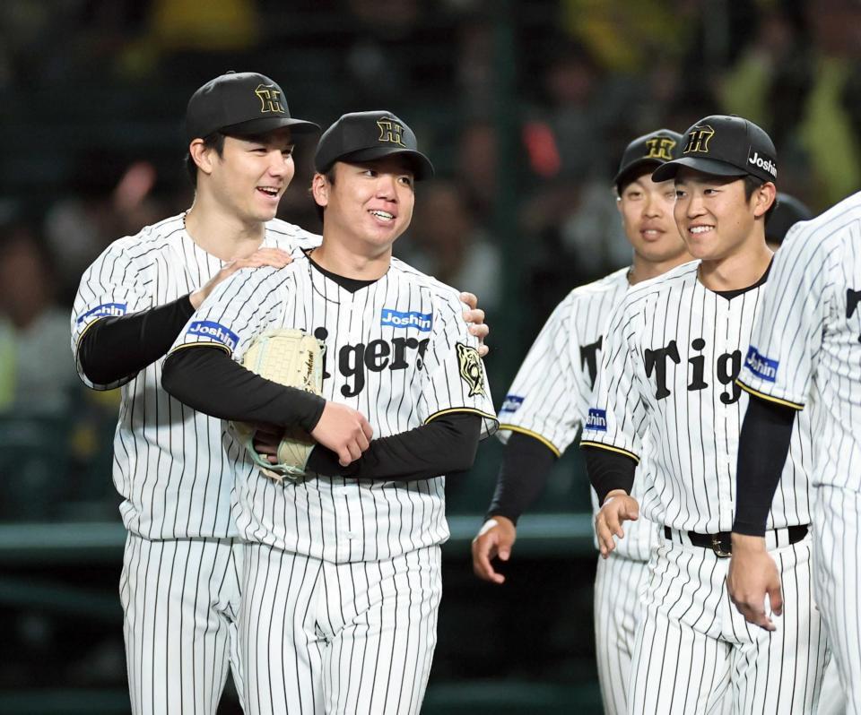 　完封勝利を挙げた村上はナインから祝福を受ける（撮影・田中太一）